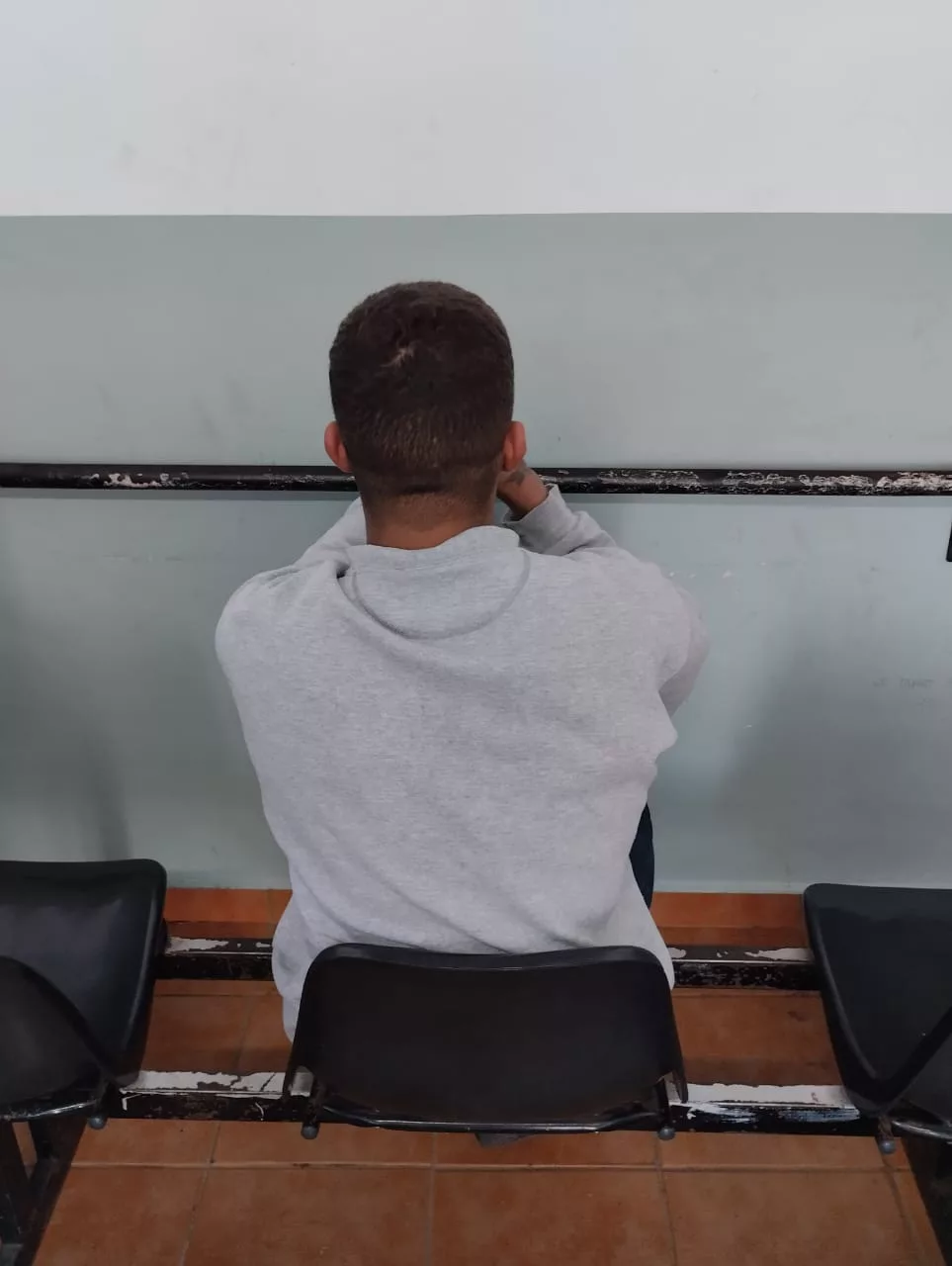 Ladrão é preso após assaltar farmácia armado com faca