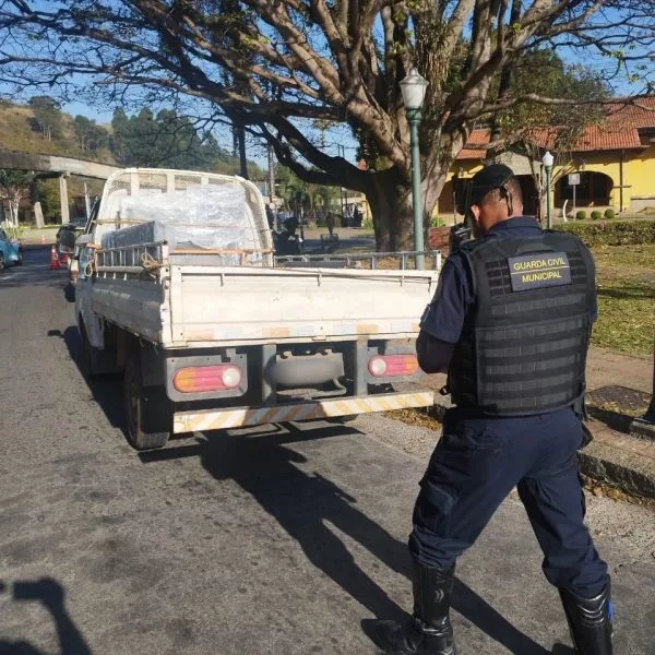 Operação aborda cerca de 60 veículos na área central