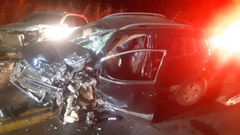 Carro invade a contramão e bate de frente com outro veículo