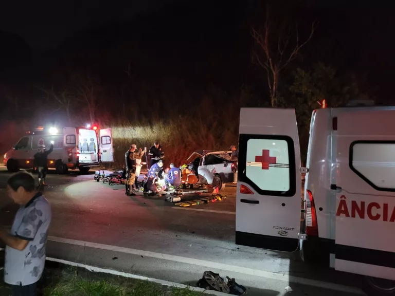 Oito pessoas ficam feridas em acidente envolvendo três veículos