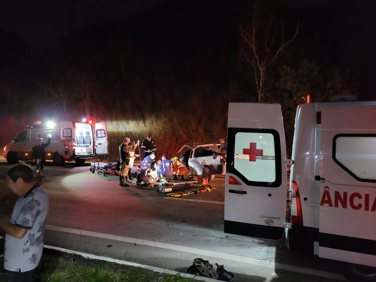 Oito pessoas ficam feridas em acidente envolvendo três veículos