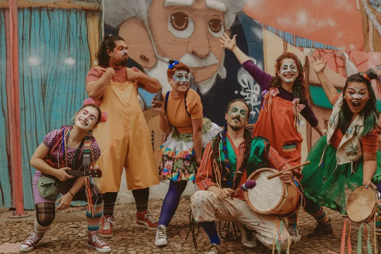 CORTEJO BRINCANTE | Atores propõem a troca de uma música ou poesia por um sorriso