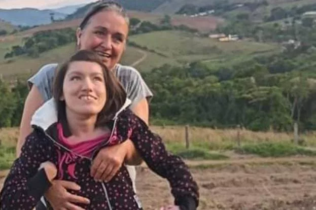 Família de jovem com paralisia faz campanha para compra de cadeira de rodas
