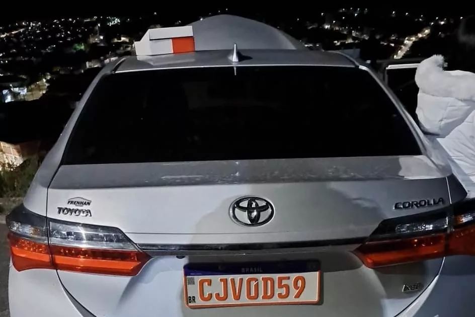 Adolescentes são apreendidos com carro clonado