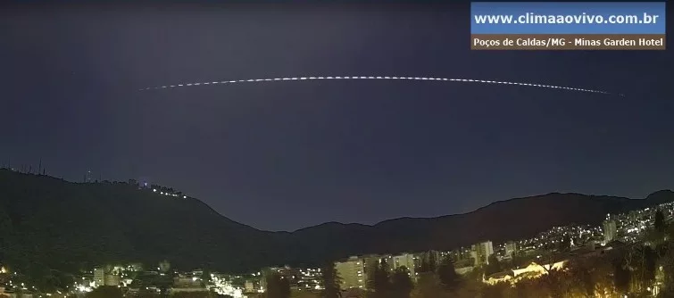 Imagens registram meteoro em Poços