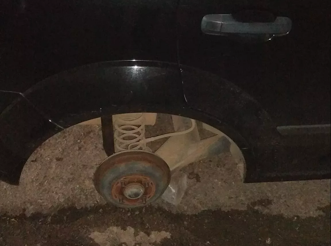 Carros têm pneus furtados em ruas de Poços