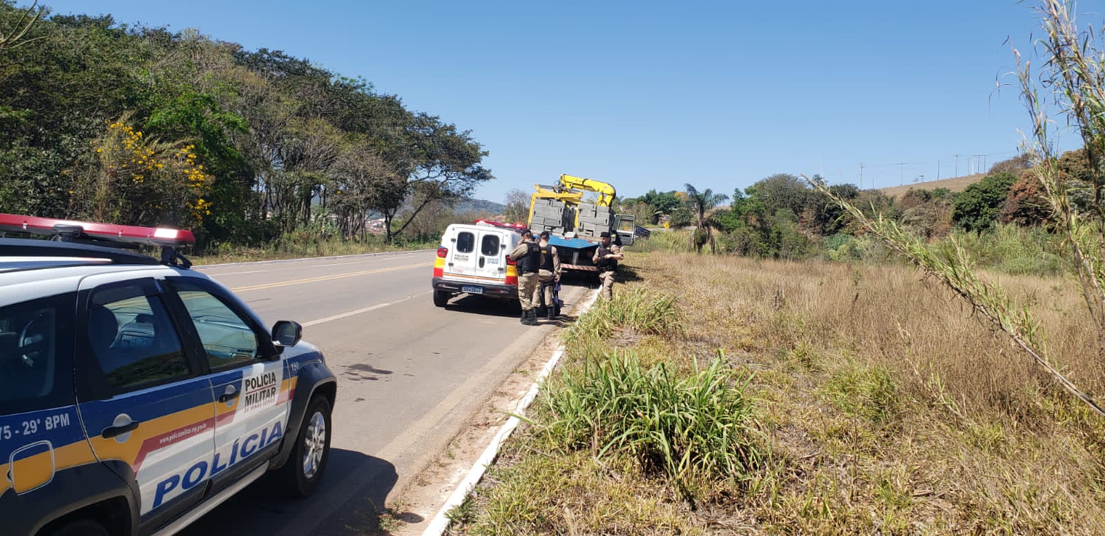 PM recupera caminhão e carga de blocos roubados