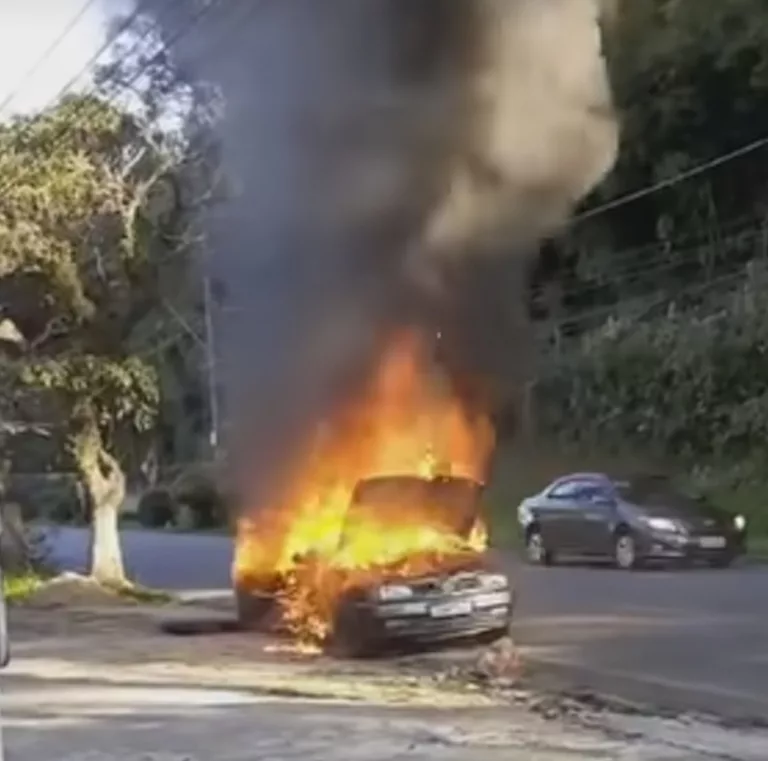 Veículo pega fogo na zona oeste