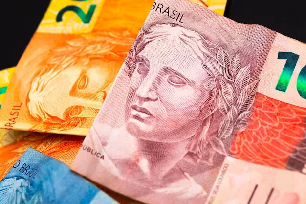 Projeto de Zema quer aumentar imposto sobre produtos supérfluos