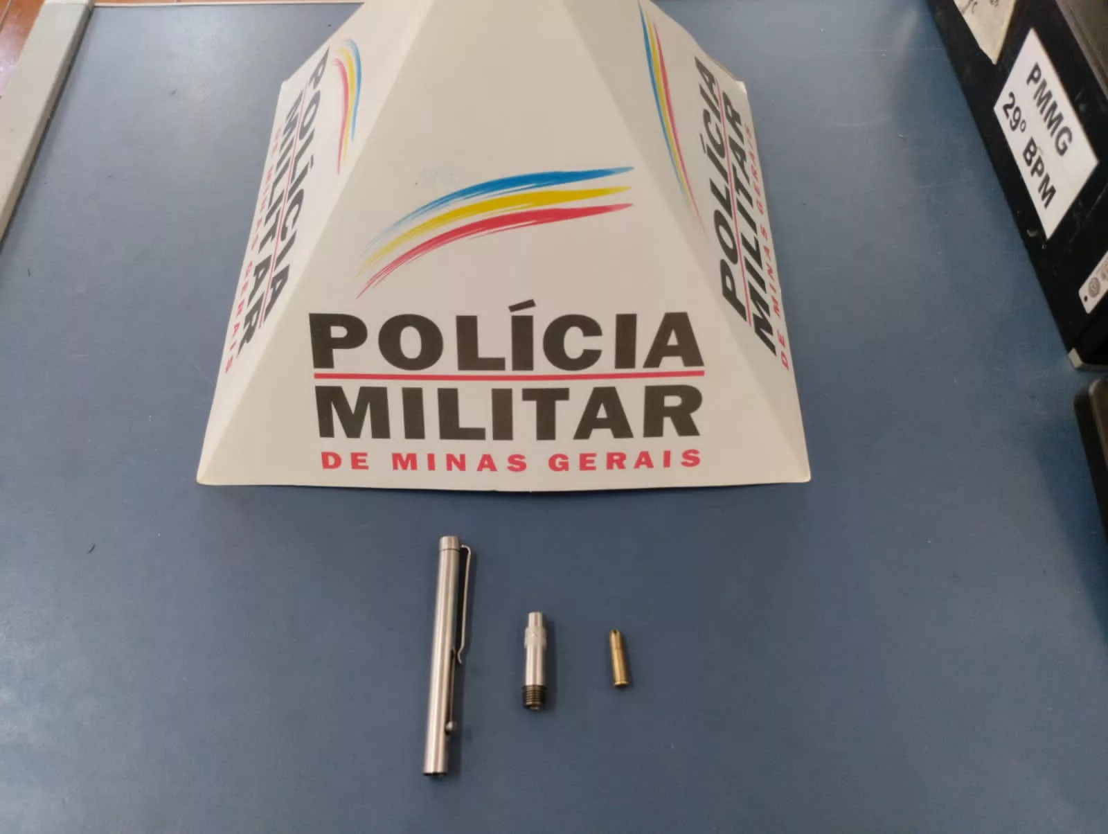 Polícia Militar apreende arma de fogo em formato de caneta em Poços