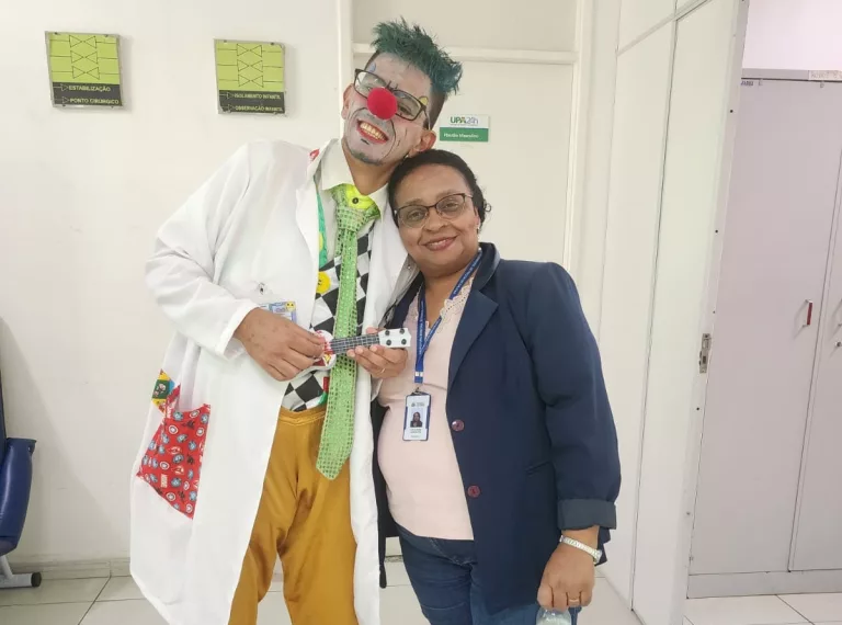 Palhaço Toddynho alegra pacientes na UPA