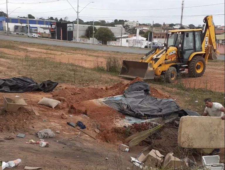 “Barracos” são demolidos pela prefeitura