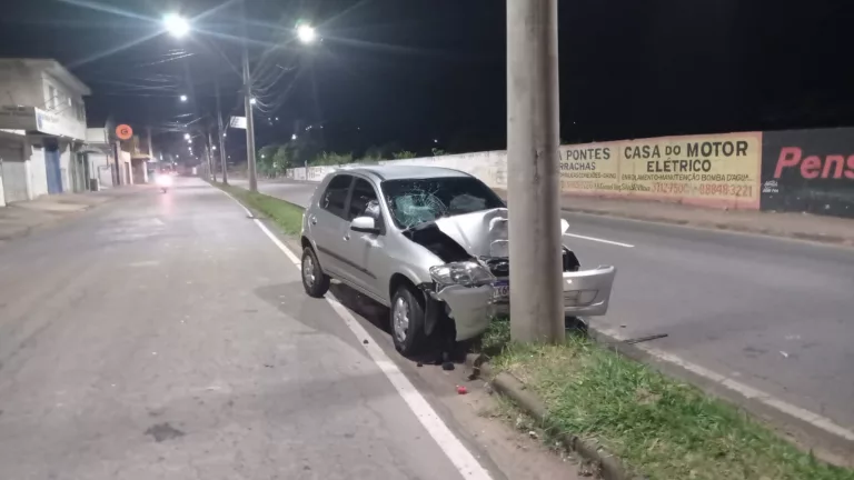 Carro bate em poste na avenida José Remígio Prézia
