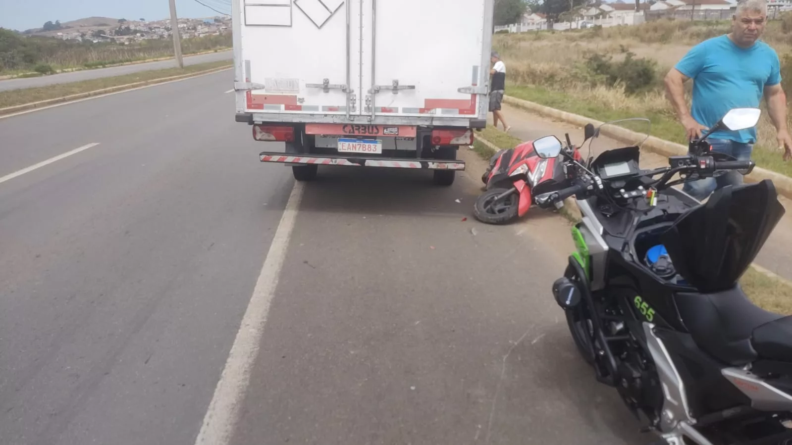 Caminhão arrasta motociclista por 20 metros na avenida Alcoa