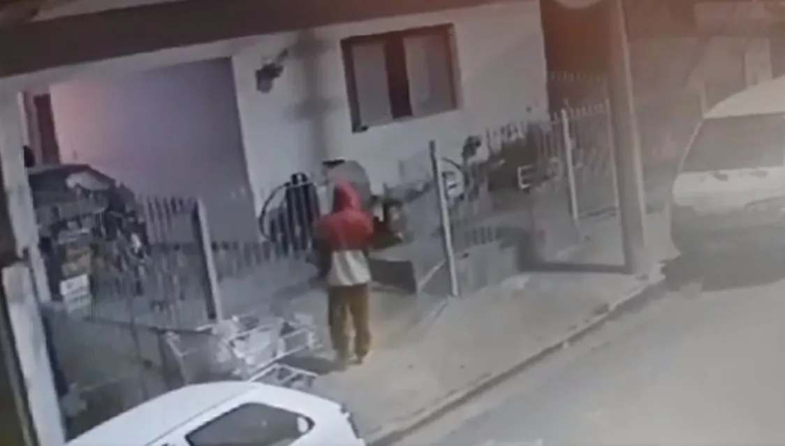 Imagens registram furto de moto dentro de garagem no Santa Rosália