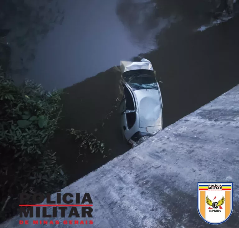 Duas pessoas ficam feridas após motorista cair com o carro no rio