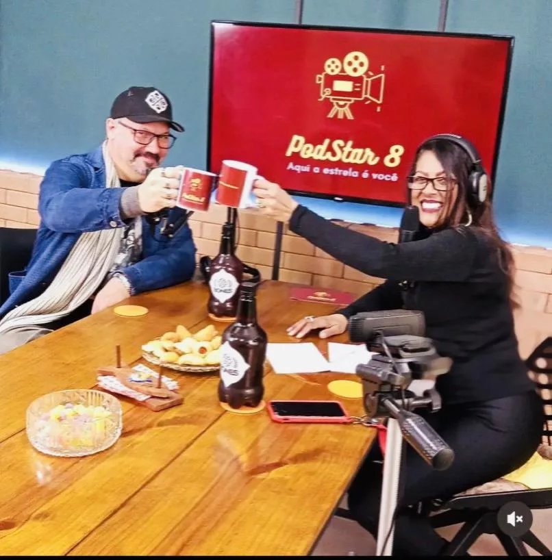 Radialista de Poços comanda podcast de entrevistas