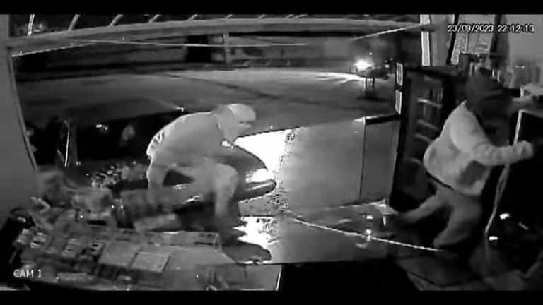 Dupla usa carro para invadir e furtar supermercado