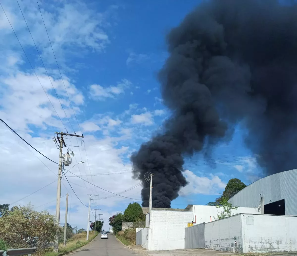Incêndio atinge depósito de materiais recicláveis na zona leste