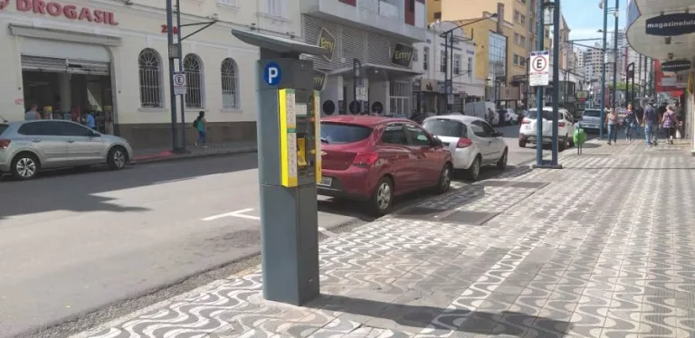 Zona azul de Poços emite cerca de 26 mil notificações por mês