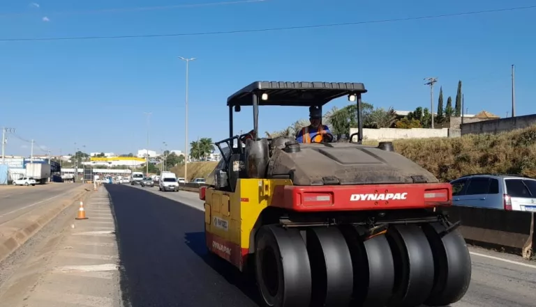 BR-459, em Pouso Alegre, passa por manutenção de pavimento sentido Poços de Caldas