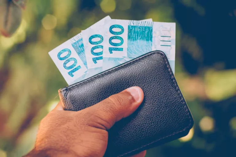 Salário mínimo de R$ 1.412 começa a ser pago nesta quinta-feira