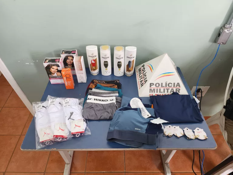 Mulher usa capacete para furtar produtos de loja