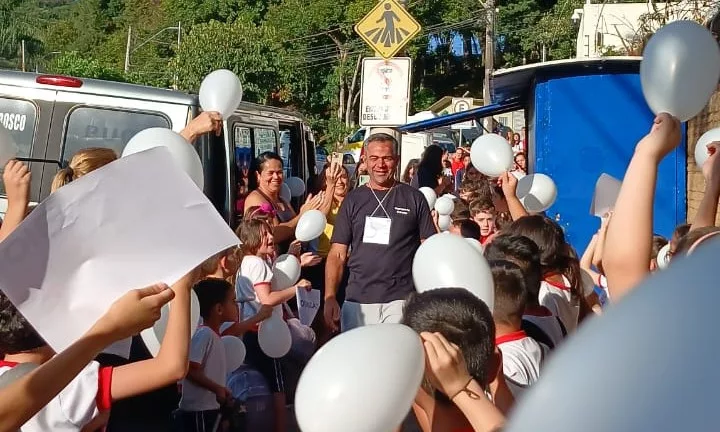 Motorista que desarmou autor de ataque em escola recebe homenagem