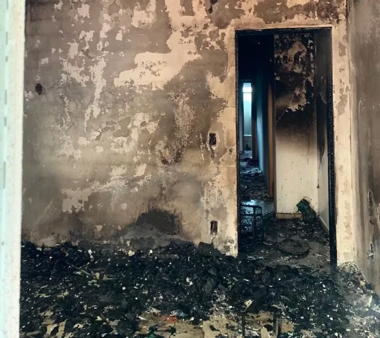 Homem coloca fogo na casa onde mora com a mãe