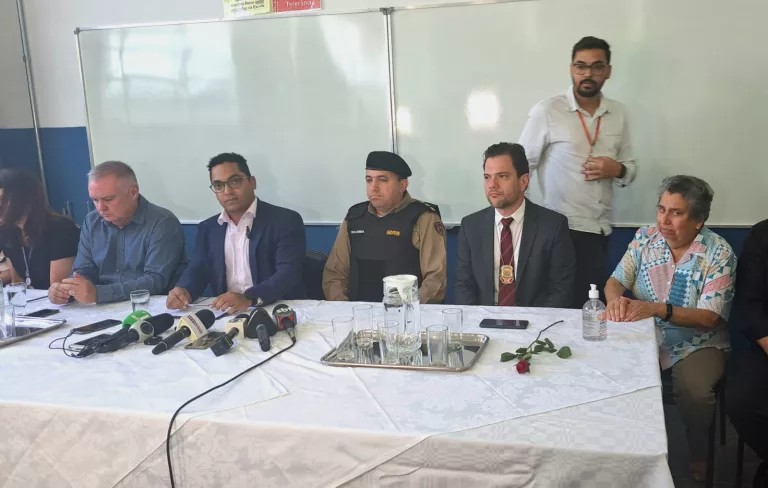 Autoridades esclarecem fatos sobre ataques em coletiva (foto: Mariana Negrini)