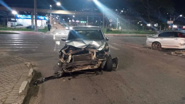 Gestante é socorrida após acidente entre veículos na zona oeste