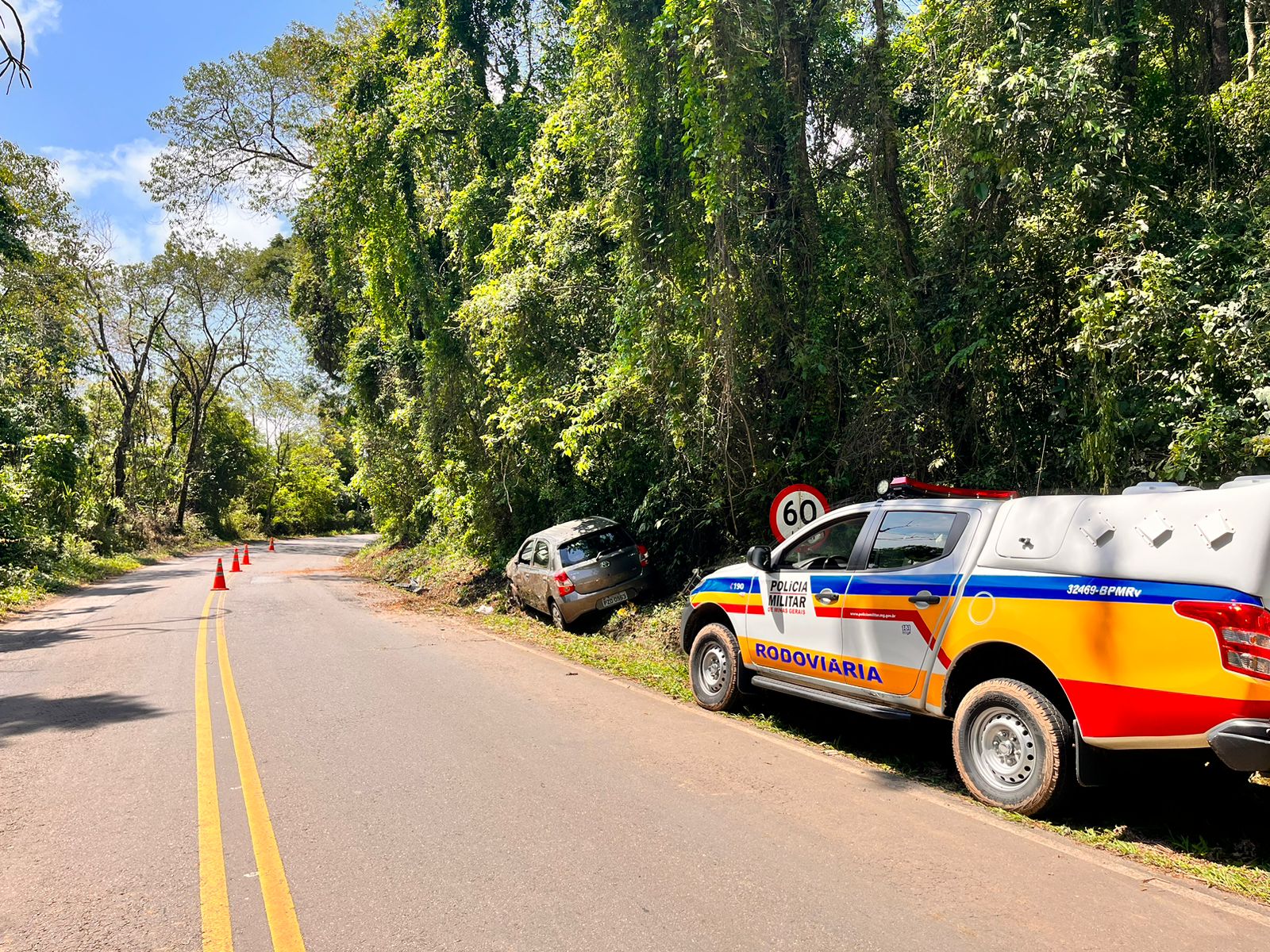 Idoso bate o carro em barranco e acaba preso