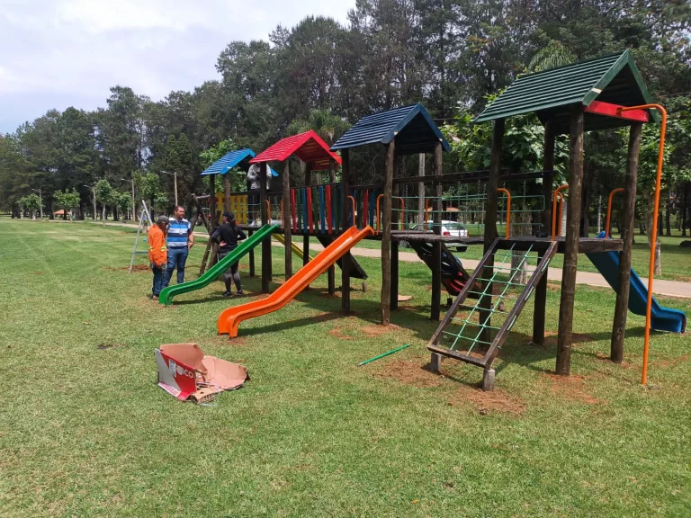 Parques municipal e da zona sul recebem novos brinquedos