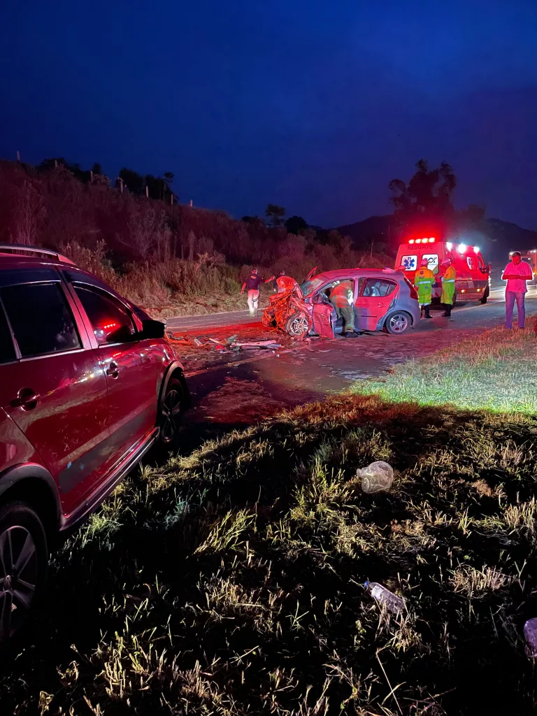 Duas pessoas morrem e três ficam feridas em acidente na BR-459