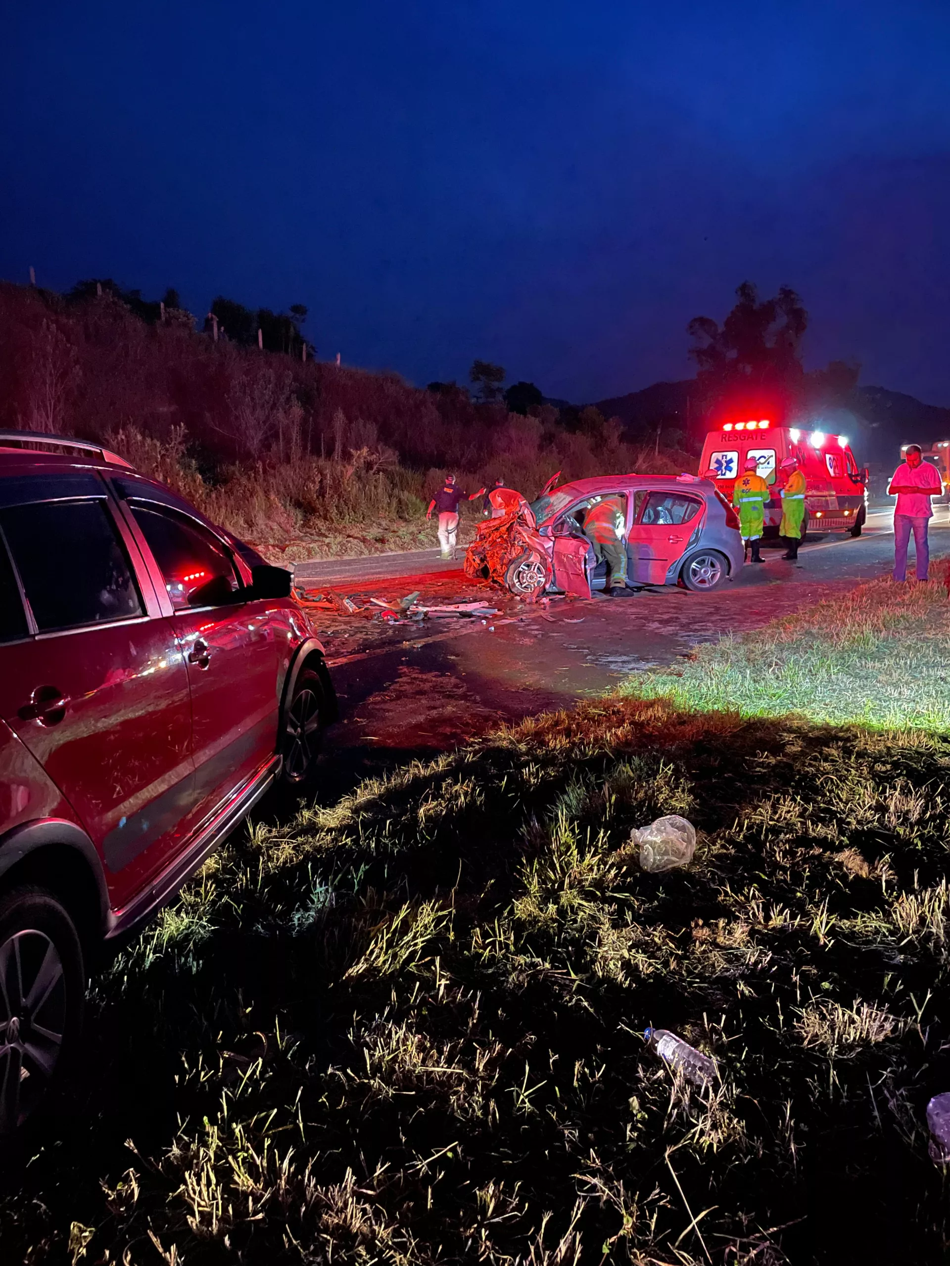 Duas pessoas morrem e três ficam feridas em acidente na BR-459