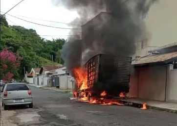 Caminhão fica destruído em incêndio na cidade de Andradas