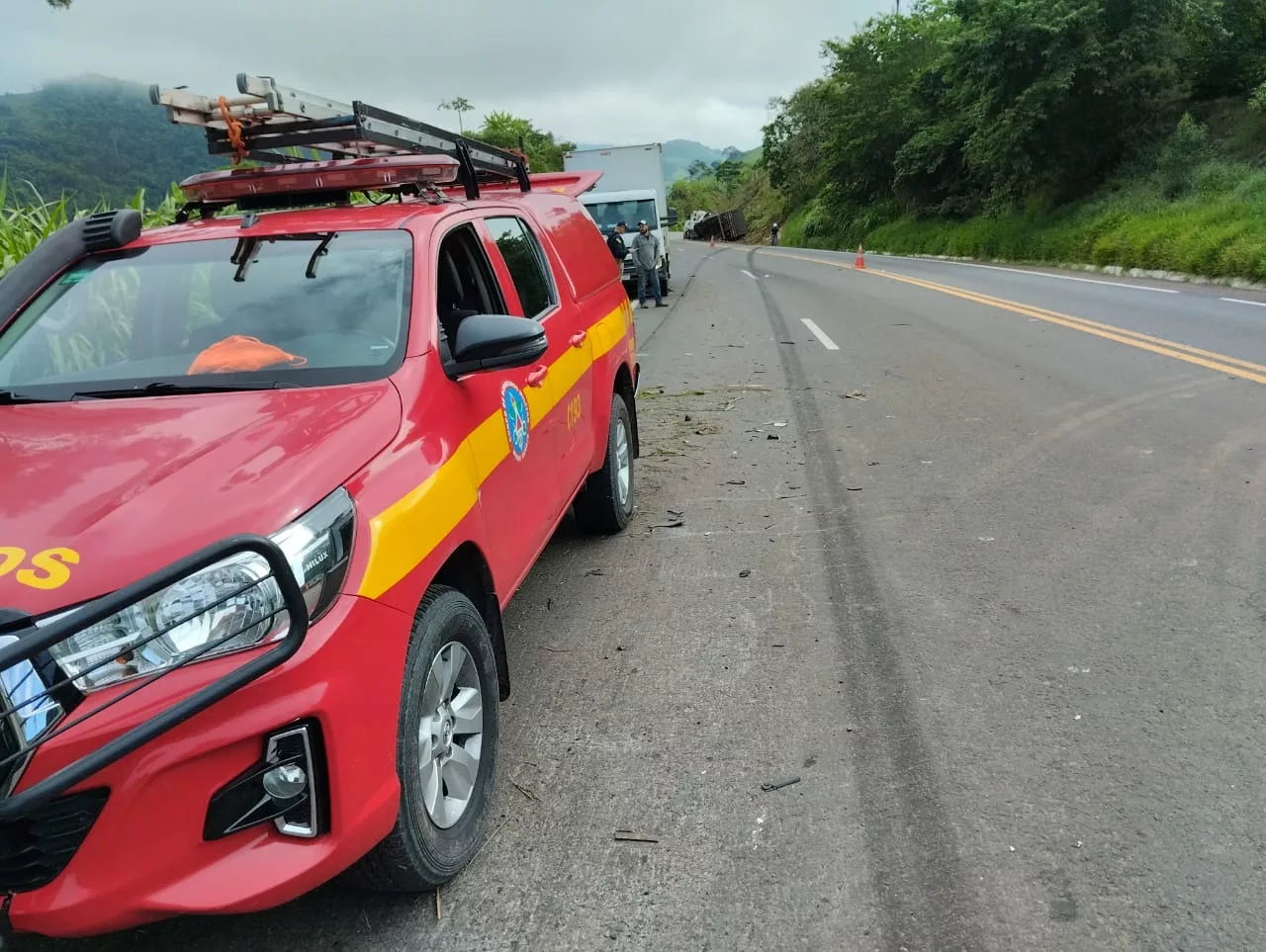 Carro cai em ribanceira e mata condutora
