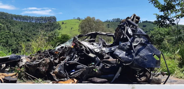 Caminhão passou por cima de veículo antes da queda em ribanceira
