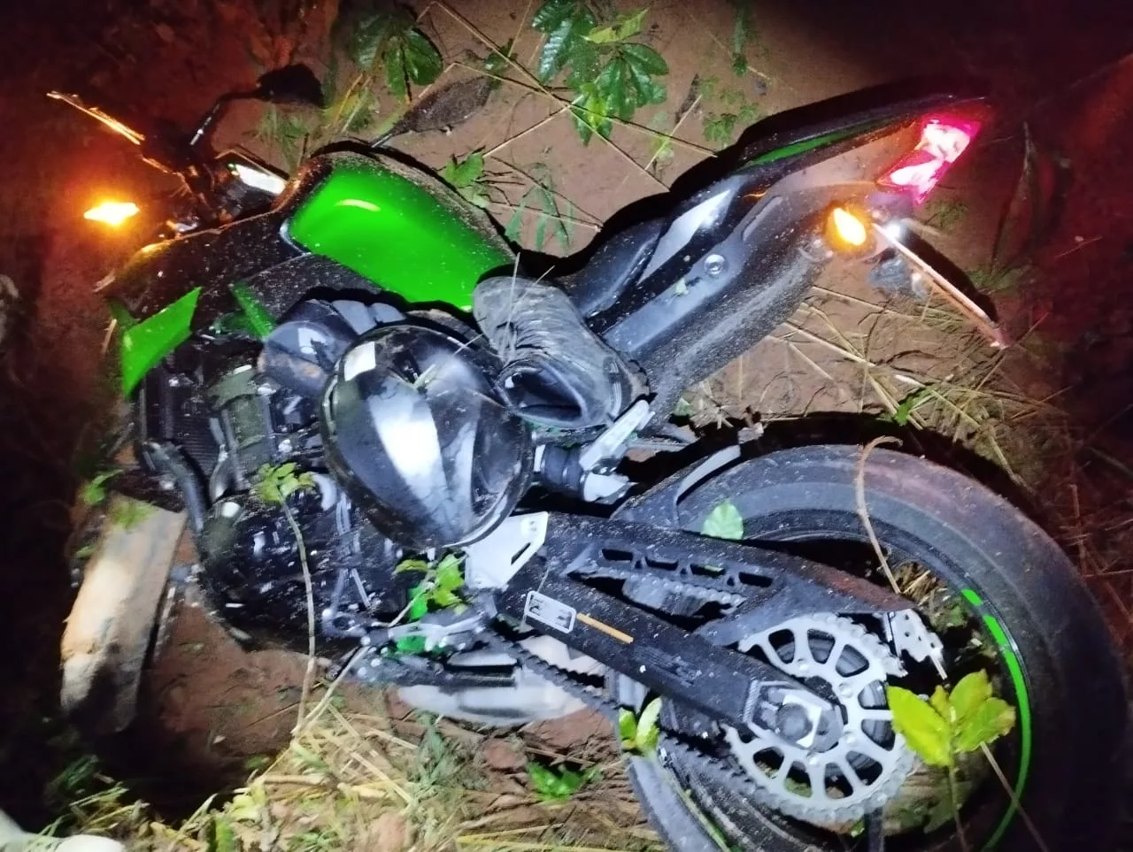 Homem morre e mulher fica ferida após acidente entre moto e porca