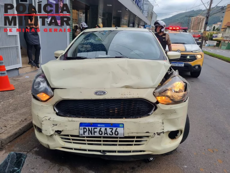 Casal embriagado furta veículo e é preso após bater em carros parados