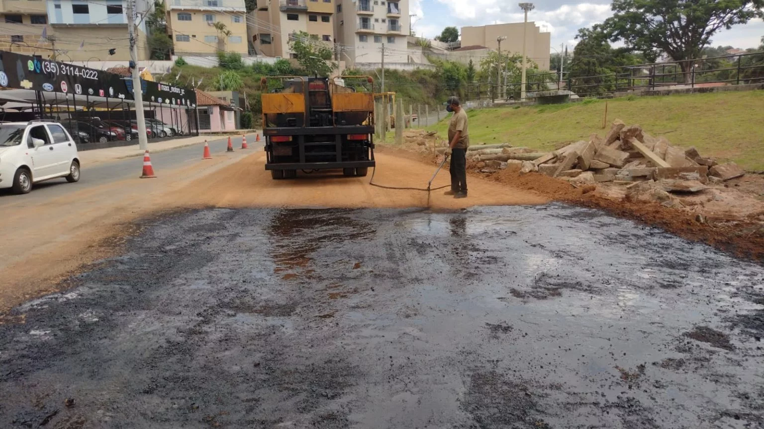 Secretaria dá continuidade às obras da rua ao lado do parque municipal   