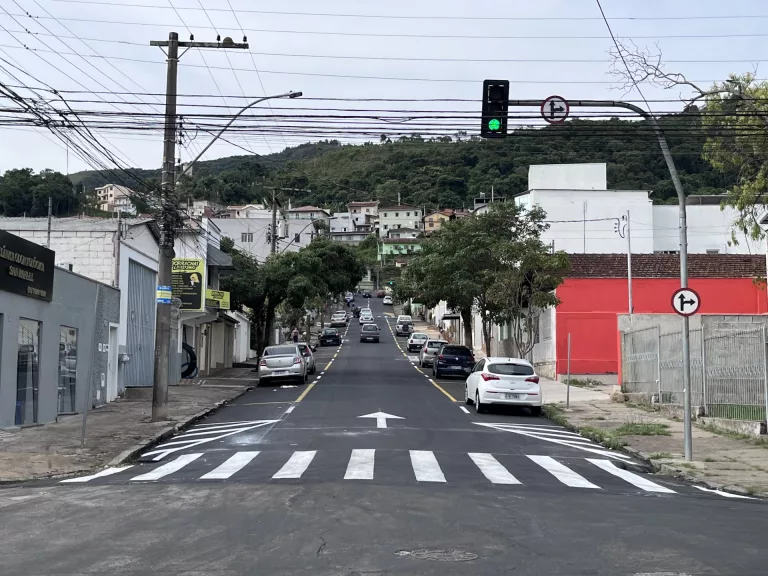 Rua Gama Cruz ganha sentido único e semáforo inteligente