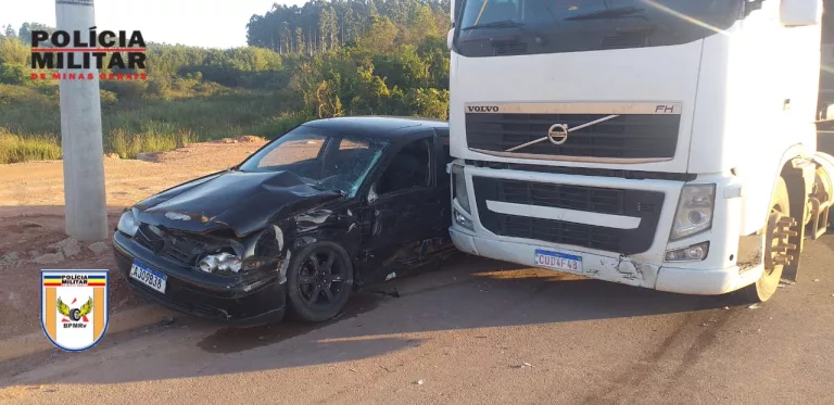 Motorista foge de blitz e bate em caminhão