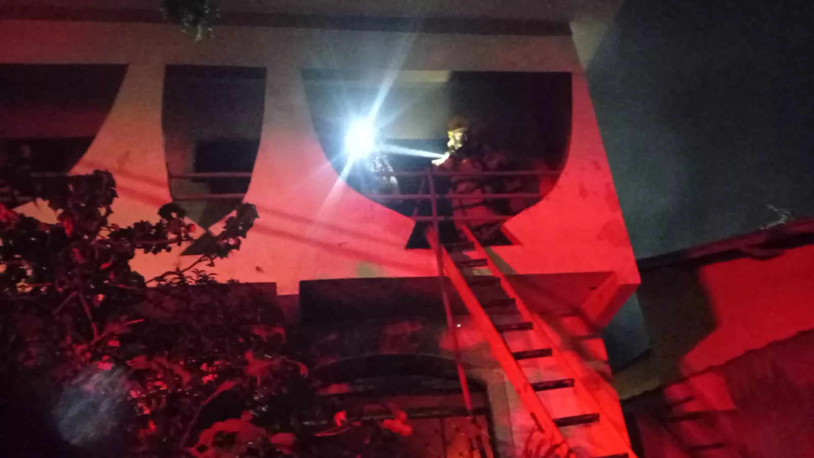 Bombeiros combatem incêndio em residência no Itamaraty II