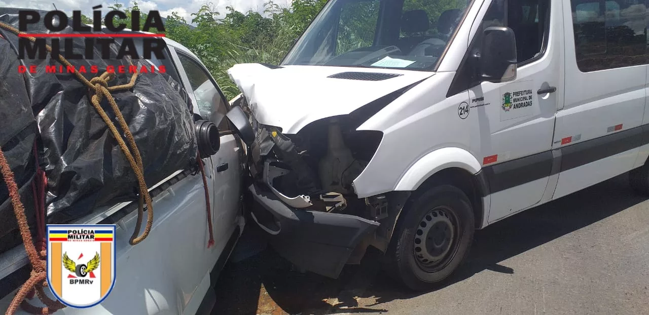 Van da prefeitura de Andradas se envolve em colisão frontal na MG 455