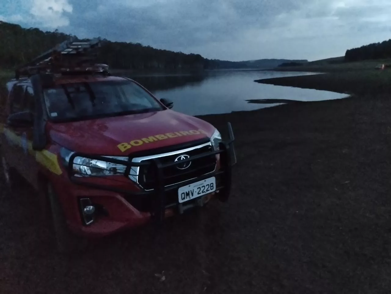 Homem morre afogado ao cair de colchão inflável na represa do cipó