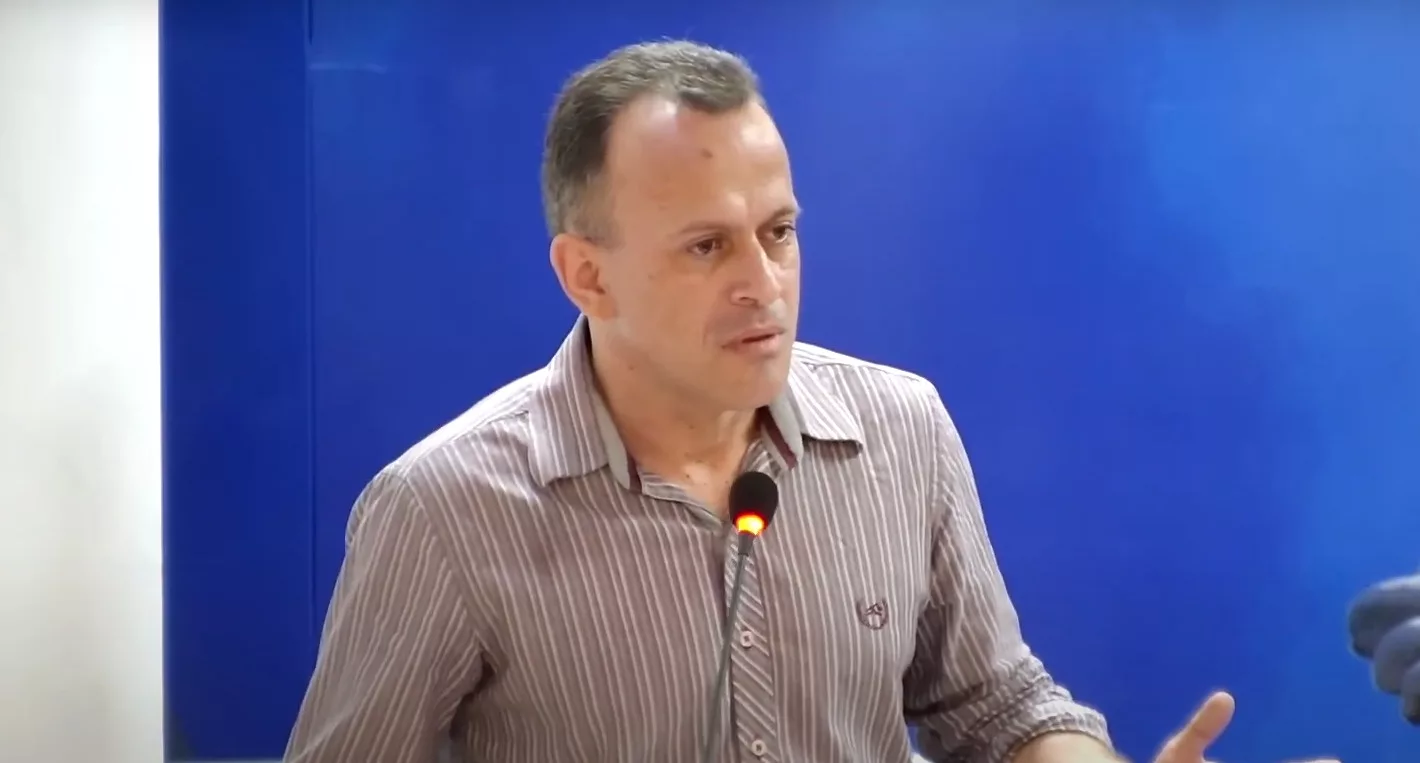 Diney apresenta defesa contra cassação e relator retira parecer