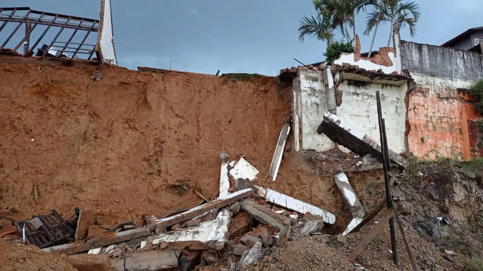 Chuva derruba muros de casas em Poços de Caldas