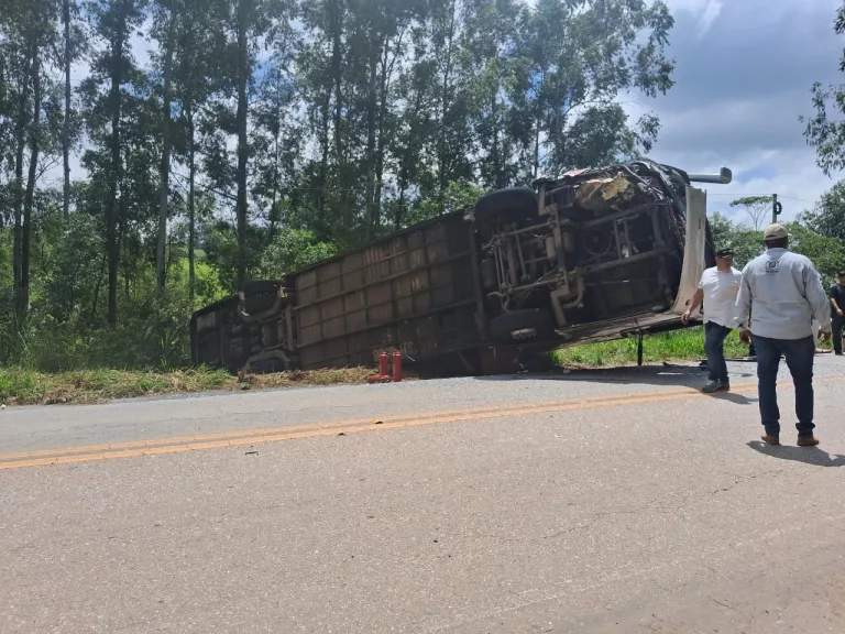 Idoso morre em acidente de ônibus