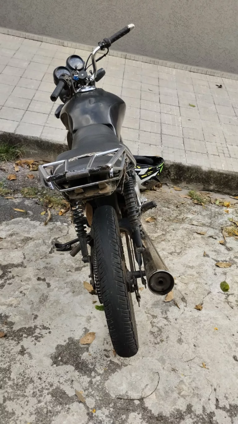 Adolescente é flagrado com drogas e moto furtada